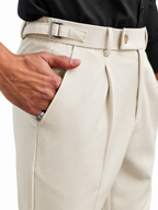 Calça de Alfaiataria Firenze, Cós Transpassado com Fivela Lateral.